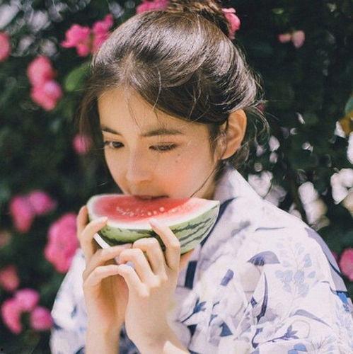 娱乐吃瓜的头像男生真人,网络红人“吃瓜男”的真实身份与生活